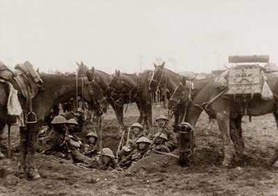 Kavalleristen ruhen sich in einem Granatloch aus von English Photographer